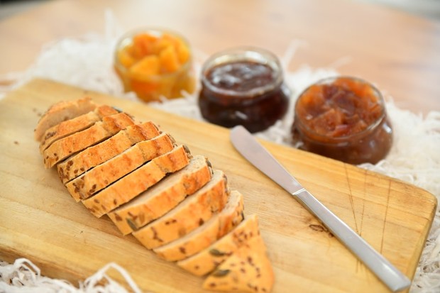 Foto beberapa potong roti dan berbagai jenis selai.