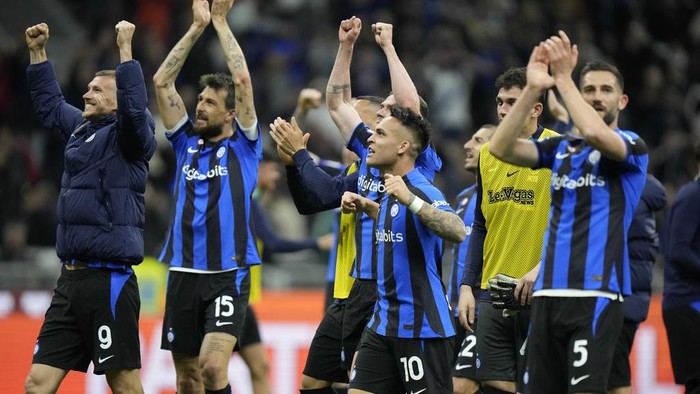 Inter Milans Lautaro Martinez, center, celebrates with team mates after a Italian cup semi final second leg soccer match between Inter Milan and Juventus at the San Siro stadium in Milan, Italy, Wednesday, April 26, 2023. (AP Photo/Luca Bruno)