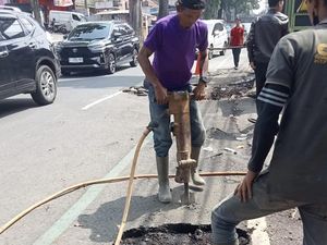 Jalan Cihampelas yang Mengelupas Kini Dalam Proses Perbaikan