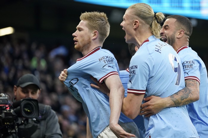 Kevin de Bruyne, Erling Haaland, Manchester City's Kevin De Bruyne celebrates with Erling Haaland, center, and Kyle Walker, right,after scoring the opening goal during the English Premier League soccer match between Manchester City and Arsenal at Etihad stadium in Manchester, England, Wednesday, April 26, 2023. (AP Photo/Dave Thompson)