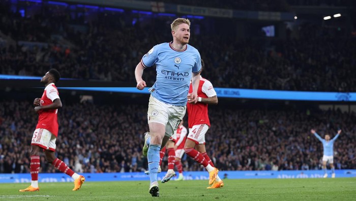 MANCHESTER, ENGLAND - APRIL 26: Kevin De Bruyne of Manchester City celebrates after scoring their third goal during the Premier League match between Manchester City and Arsenal FC at Etihad Stadium on April 26, 2023 in Manchester, England. (Photo by Alex Livesey - Danehouse/Getty Images)