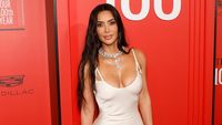 Saat Kim Kardashian Pamer Lekuk Tubuh
