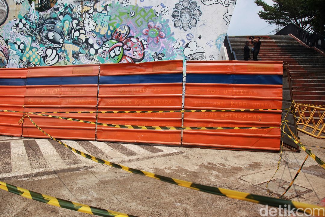 Anak-anak bermain di taman skatepark dan BMX track di RPTRA Kalijodo, Jakarta, Kamis (27/4/2023). Tampak pagar seng memberi batas dengan pengunjung pada tembok bangunan RPTRA yang mulai keropos di beberapa titik sehingga rawan roboh. Selain itu, cat mural sudah mulai memudar. Trek sepeda BMX retak ataupun mengelupas di beberapa lokasi. Bendera merah putih yang berkibar j7ga sudah usang dan robek di bagian putih bendera. Pemprov DKI Jakarta bakal menggelontorkan anggaran Rp 1,7 miliar untuk memperbaiki RPTRA kebanggaan Jakarta tersebut melalui Dinas Pertamanan dan Hutan Kota DKI, bulan depan.