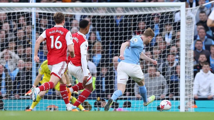 MANCHESTER, ENGLAND - APRIL 26: Kevin De Bruyne of Manchester City scores the opening goal during the Premier League match between Manchester City and Arsenal FC at Etihad Stadium on April 26, 2023 in Manchester, England. (Photo by Alex Livesey - Danehouse/Getty Images)