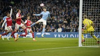 John Stones memperbesar keunggulan Man City menjadi 2-0 di injury time babak pertama.