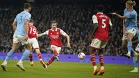 Arsenal berusaha keras untuk memperkecil ketertinggalan. 