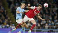 Rob Holding berebut bola dengan Erling Haaland. Dalam pertandingan ini, Rob Holding berhasil mencetak gol di menit ke-86. 