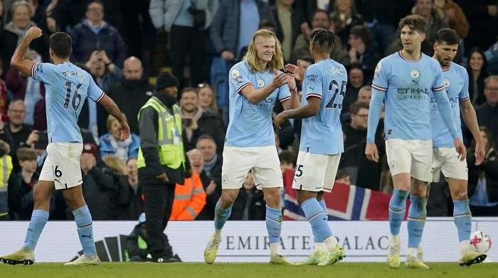 Manchester City masih terlalu tangguh untuk Arsenal. The Citizens sukses menghancurkan Meriam London 4-1 dalam lanjutan Liga Inggris. Man City vs Arsenal berlangsung di Etihad Stadium, Kamis (27/4/2023) dini hari WIB.