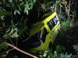 Minibus Rombongan Piknik Nyungsep ke Jurang di Gedangsari Gunungkidul