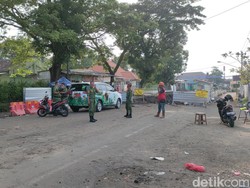 2 Linmas Jaga Mobil Dinas Gibran yang Parkir di Vaiduk Gilingan