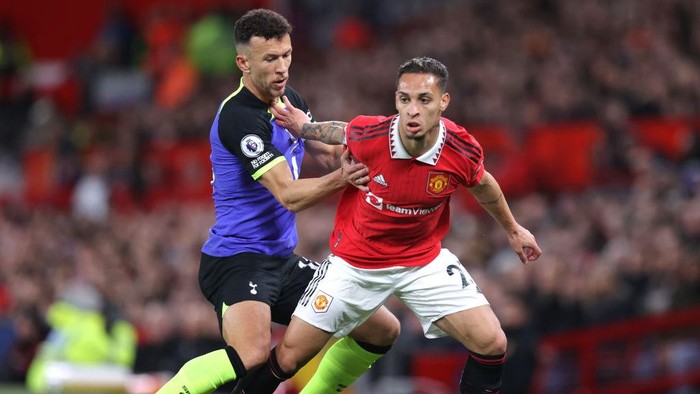 MANCHESTER, ENGLAND - OCTOBER 19: Antony of Manchester United holds of pressure from Ivan Perisic of Tottenham during the Premier League match between Manchester United and Tottenham Hotspur at Old Trafford on October 19, 2022 in Manchester, England. (Photo by Alex Pantling/Getty Images)