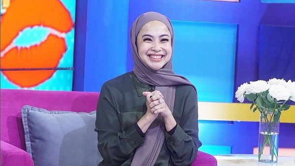 10 Foto Feni Rose Pakai Hijab Usai Umrah Dipuji Semakin Awet Muda