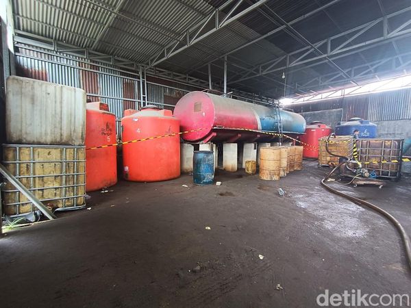 Momen Polisi Periksa Gudang Solar Diduga Milik AKBP Achiruddin