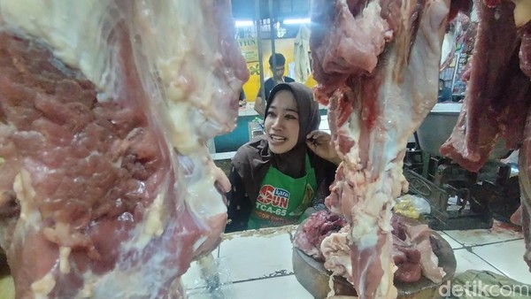 Penjual Daging Keluhkan Harga Naik hingga Sepi Pembeli di Surabaya