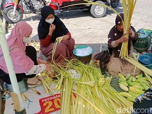 Jelang Lebaran Ketupat, Pedagang Janur di Pasuruan Laris Manis Jelang Lebaran Ketupat, Pedagang Janur di Pasuruan Laris Manis