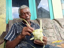 Perajin Ketupat di Kota Blitar Banjir Pesanan, Omzet Belasan Juta Rupiah