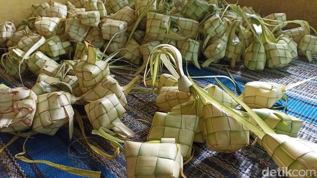 Perajin ketupat Blitar