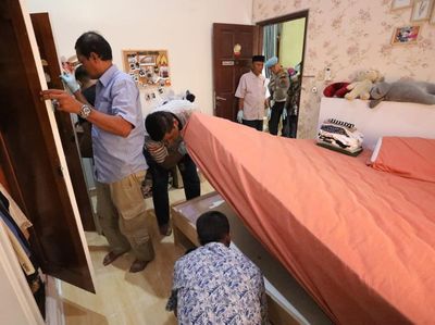 Momen Polda Sumut Geledah Rumah AKBP Achiruddin di Medan