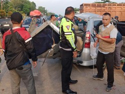 Avanza Tabrak Truk Parkir di SMA Plus Riau, 3 Orang Tewas