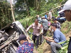Jabar Hari Ini: Elf Terperosok Jurang hingga Warga Tewas Tertimbun Longsor