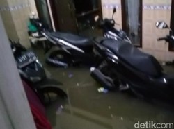 Cerita Dian Angkut Perabot Saat Banjir Lewat di Bandung