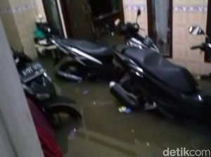 Cerita Dian Angkut Perabot Saat Banjir Lewat di Bandung Cerita Dian Angkut Perabot Saat Banjir Lewat di Bandung