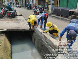 Kerap Bikin Motor Terperosok, Got di Kramat Jati Dipasang Tanggul-Guardrail
