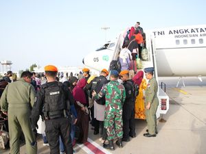 110 WNI Terjebak Perang di Sudan Dievakuasi ke Jeddah Pakai Pesawat TNI AU 110 WNI Terjebak Perang di Sudan Dievakuasi ke Jeddah Pakai Pesawat TNI AU
