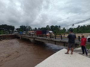 Debit Air Sungai Bilukpoh Meningkat, Warga Was-was Debit Air Sungai Bilukpoh Meningkat, Warga Was-was