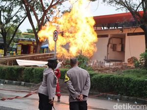 21 Hari Semburan Api Masih Berkobar di Rest Area Tol Cipali 21 Hari Semburan Api Masih Berkobar di Rest Area Tol Cipali
