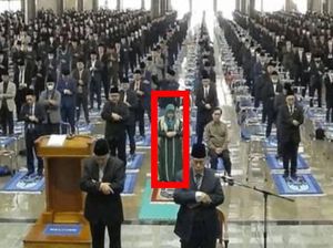 Ternyata Ini Dia Sosok Wanita di Saf Depan Salat Id Ponpes Al-Zaytun Ternyata Ini Dia Sosok Wanita di Saf Depan Salat Id Ponpes Al-Zaytun
