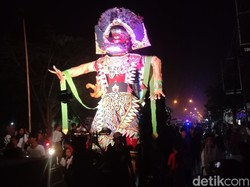 Semarak Pawai Ogoh-ogoh Warnai Halalbihalal Warga Krasak Indramayu