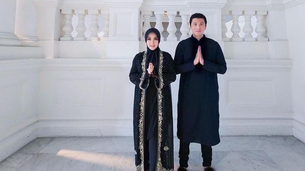 6 Potret Syahrini dan Reino Barack Serasi Serba Monokrom