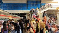 Tangga Tambahan di Stasiun Manggarai, Permudah Penumpang