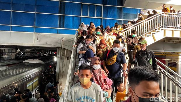 Stasiun Manggarai menambah tangga bagi penumpang yang berpindah peron. Tangga baru tersebut kini sudah dapat digunakan oleh para penumpang.