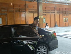 Mobil Dinas Parkir di Viaduk Gilingan, Gibran Ngantor Pakai Mobdin Selvi