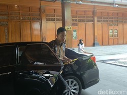 Mobdin Diparkir di Viaduk Gilingan, Gibran Ngantor Naik Mobil Dinas Istri