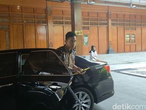 Mobdin Diparkir di Viaduk Gilingan, Gibran Ngantor Naik Mobil Dinas Istri Mobdin Diparkir di Viaduk Gilingan, Gibran Ngantor Naik Mobil Dinas Istri