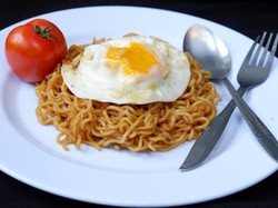 Sahur Mepet Cuma Makan Mi Instan? Ini yang Akan Terjadi di Tubuh Selama Puasa