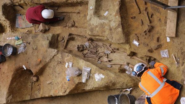 Potret 50 Kuburan Kuno Nyaris 20 Abad Ditemukan Dekat Stasiun Kereta Paris