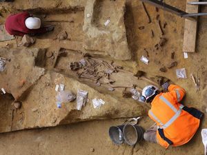 Potret 50 Kuburan Kuno Nyaris 20 Abad Ditemukan Dekat Stasiun Kereta Paris