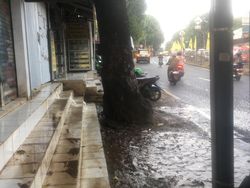 Tanggul Kawasan Hek Bocor, Jalan Raya Bogor Kramat Jati Tergenang