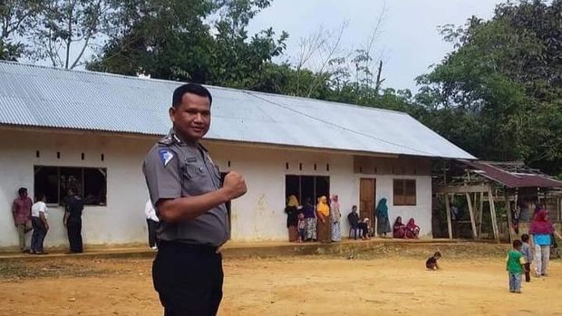 Aipda Ralon Hauston Manurung membangun sekolah di Riau