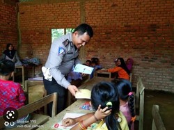 Kisah Aipda Ralon Jual Perhiasan Istri demi Bangun Sekolah di Pedalaman Riau