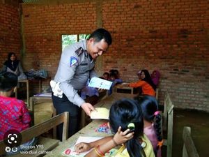 Kisah Aipda Ralon Jual Perhiasan Istri demi Bangun Sekolah di Pedalaman Riau Kisah Aipda Ralon Jual Perhiasan Istri demi Bangun Sekolah di Pedalaman Riau