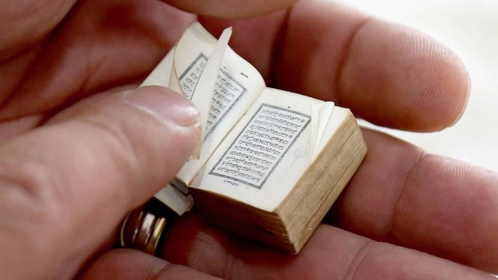Al-Quran Seukuran Prangko di Albania yang Punya Sejarah Unik Al-Quran Seukuran Prangko di Albania yang Punya Sejarah Unik