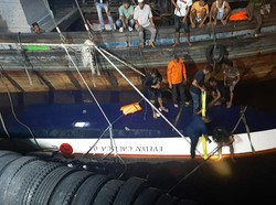 Bakamla Bantu Evakuasi Korban Kapal SB Evelin yang Terbalik