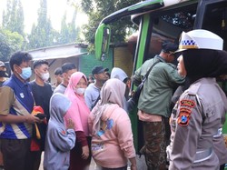 Reduksi Kemacetan, Polisi Tuban Antar Balik 175 Pemudik ke Jakarta