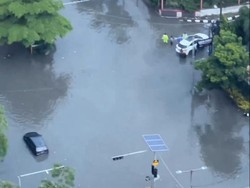 Mayjend Sungkono Banjir, Banyak Mobil Mogok hingga Terjebak Macet Panjang