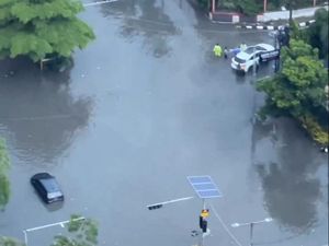 Mayjend Sungkono Banjir, Banyak Mobil Mogok hingga Terjebak Macet Panjang Mayjend Sungkono Banjir, Banyak Mobil Mogok hingga Terjebak Macet Panjang